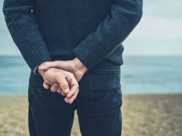 Aîné Tient Sur Plage Les Mains Derrière Dos — Photo