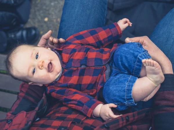 Jovem Pai Está Sentado Fora Com Seu Filho Bebê Seu — Fotografia de Stock