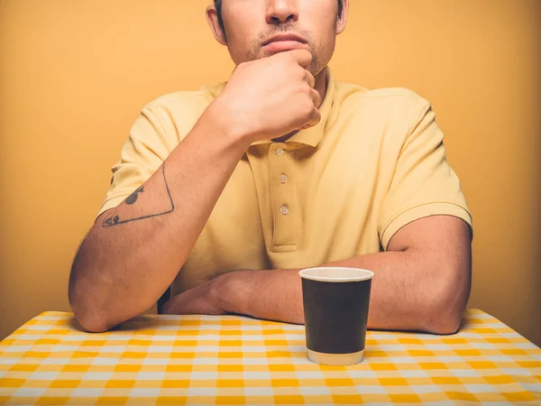 Jeune Homme Réfléchi Boit Café Dans Une Tasse Papier — Photo