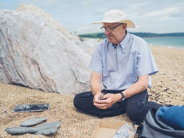 Старший Чоловік Сидить Пляжі Має Барбекю — стокове фото