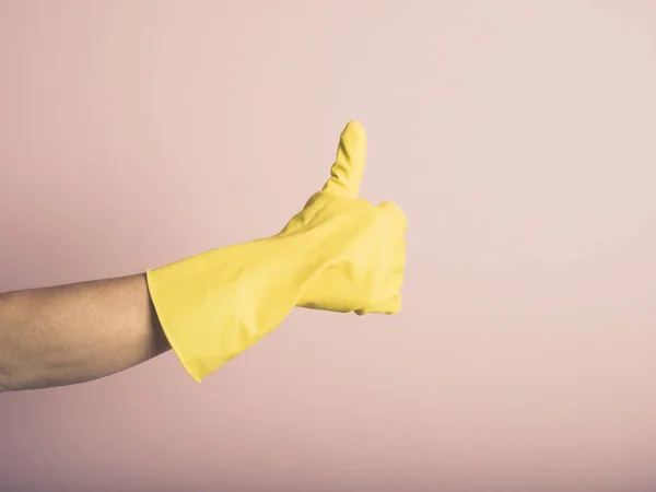 Van Egy Női Kéz Egy Sárga Gumi Kesztyűt Feladom Hüvelykujj — Stock Fotó