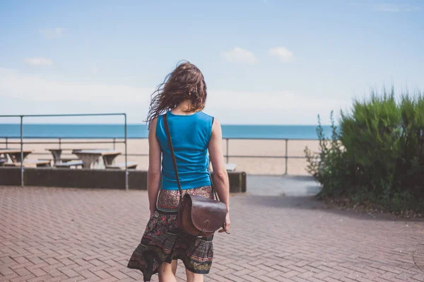 Молодая Женщина Посещает Пляж — стоковое фото