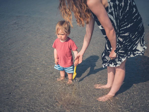 Молода Мама Гуляє Пляжі Своїм Маленьким Малюком — стокове фото