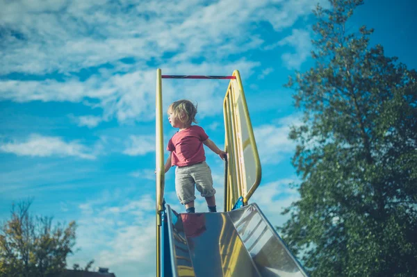 Ein Kleines Kleinkind Kommt Auf Einem Spielplatz Die Rutsche Hinunter — Stockfoto