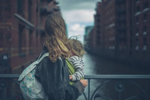 Una Madre Con Hijo Pequeño Cabestrillo Está Pie Junto Canal — Foto de Stock
