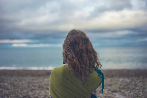 若い女性が海を見てください — ストック写真