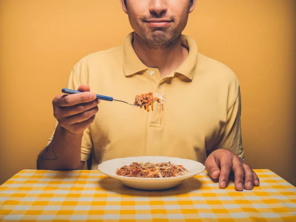 Joven Con Fondo Amarillo Está Comiendo Carne Picada —  Fotos de Stock