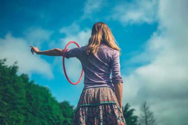 Młoda Kobieta Jest Spinning Hula Hop Zewnątrz Lecie — Zdjęcie stockowe