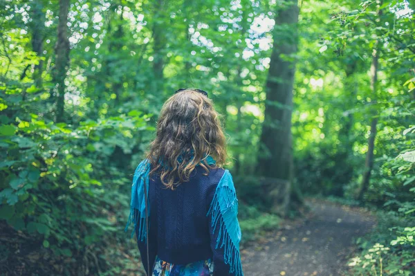 Una Joven Está Caminando Bosque — Foto de Stock