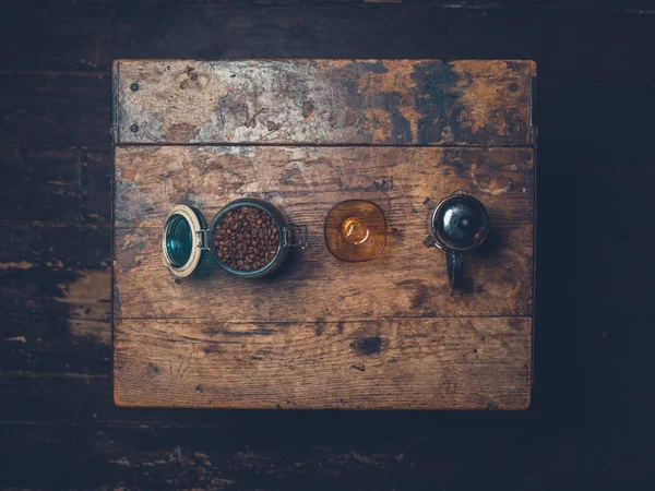 Fotografia Aérea Grãos Café Uma Xícara Uma Imprensa Francesa — Fotografia de Stock