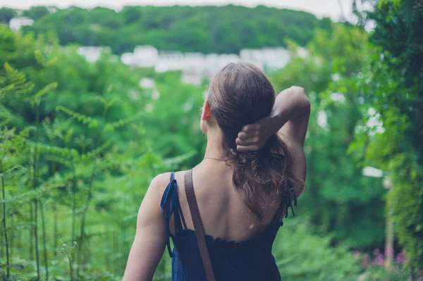 Young Woman Standing Nature Her Hand Grabbing Her Hair — Stock Photo, Image