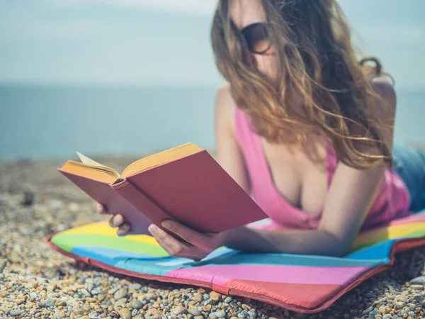 Молодая Женщина Лежит Пляже Читает Книгу Солнечный День Летом — стоковое фото