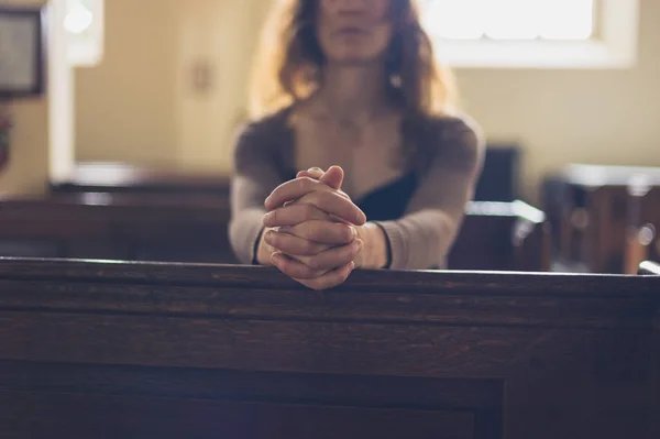 Una Giovane Donna Seduta Con Mani Giunte Prega Una Chiesa — Foto Stock