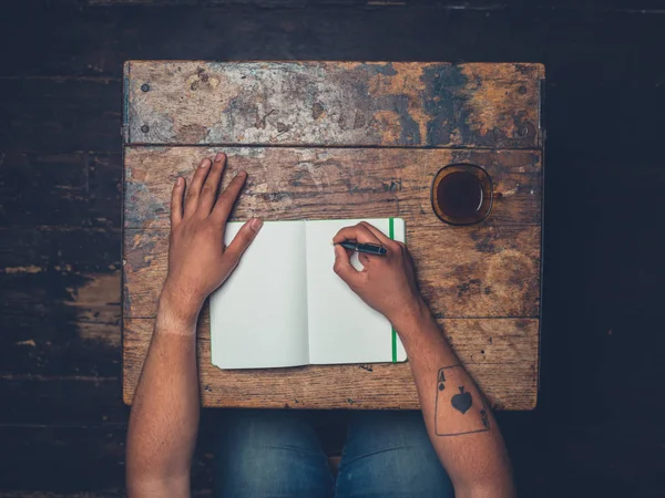 Fotografía Aérea Del Hombre Escribiendo Cuaderno Tomando Café —  Fotos de Stock