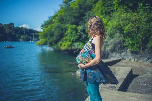Молодая Беременная Женщина Стоит Реки Лесу Солнечный Летний День — стоковое фото