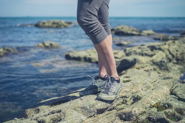 Benen Van Een Jonge Vrouw Die Permanent Aan Kust — Stockfoto