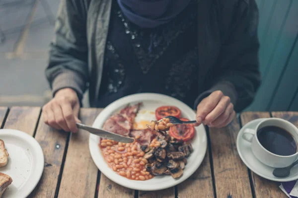 Uma Jovem Está Tomando Café Manhã Inglês Tradicional — Fotografia de Stock