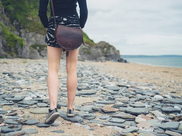 Mladá Žena Kráčí Pláži — Stock fotografie