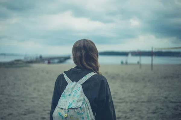 Молода Жінка Стоїть Пляжі Восени — стокове фото