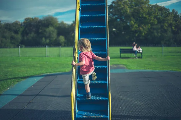 Een Kleine Peuter Klimmen Een Dia — Stockfoto