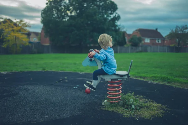 Een Kleine Peuter Zit Speeltoestellen Een Speeltuin — Stockfoto