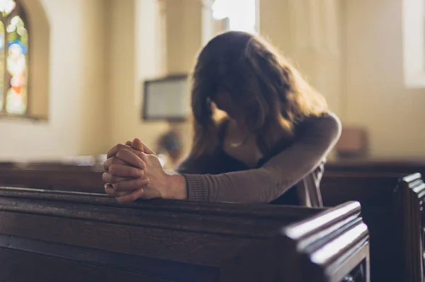 Une Jeune Femme Est Assise Les Mains Pliées Prie Dans — Photo