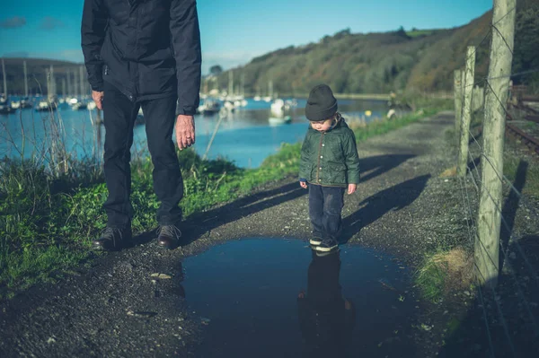 Een Kleine Peuter Zijn Grootvader Lopen Door Het Spoorlijnen Winter — Stockfoto