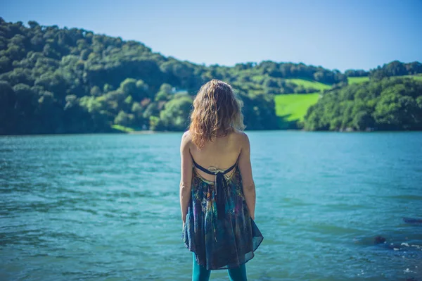 Uma Jovem Mulher Está Junto Água Dia Ensolarado Verão — Fotografia de Stock