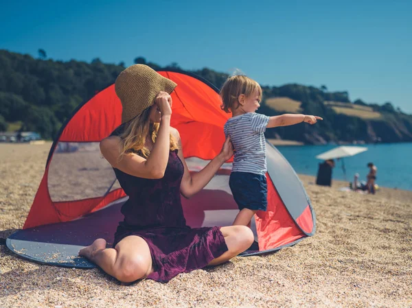 Una Joven Madre Está Relajando Refugio Playa Con Hijo Pequeño — Foto de Stock