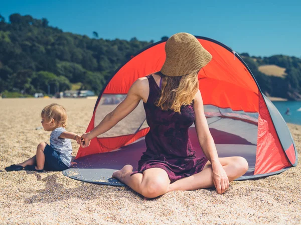 Una Joven Madre Está Relajando Refugio Playa Con Hijo Pequeño — Foto de Stock