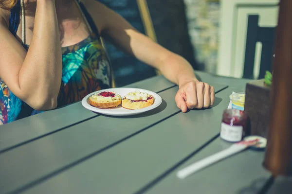 Uma Jovem Está Tomando Chá Creme Fora Dia Verão — Fotografia de Stock