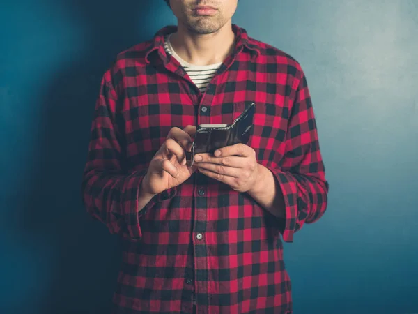 Joven Hipster Con Una Camisa Leñador Está Usando Teléfono Inteligente — Foto de Stock