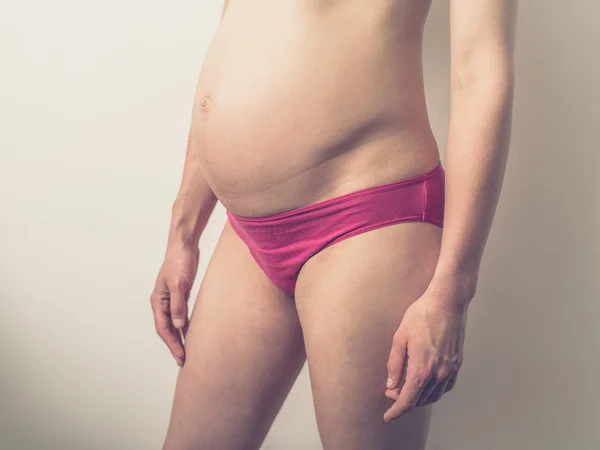 Een Mooie Jonge Zwangere Vrouw Roze Ondergoed — Stockfoto