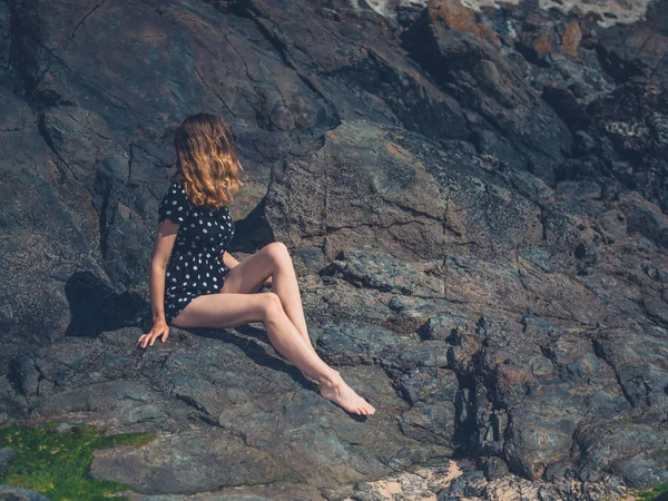 Una Joven Está Sentada Unas Rocas Verano — Foto de Stock