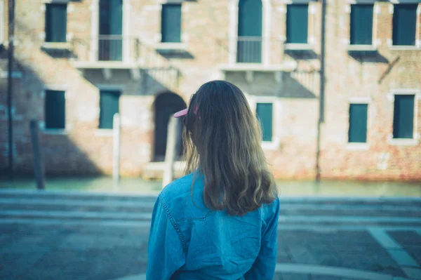 Een Jonge Toeristische Vrouw Het Verkennen Van Venetië — Stockfoto