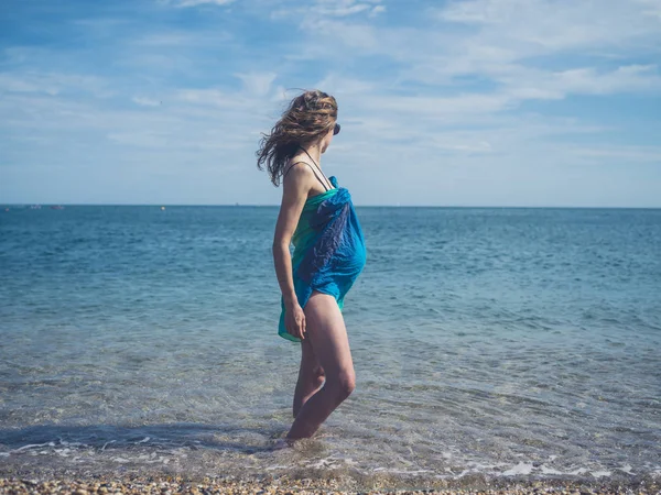 Μια Νεαρή Έγκυο Φορώντας Ένα Παρεό Στέκεται Στην Παραλία — Φωτογραφία Αρχείου