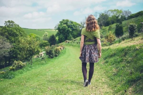 Uma Jovem Está Caminhando Campo — Fotografia de Stock