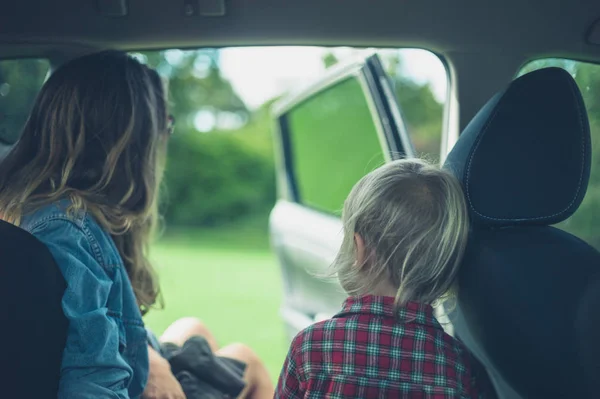 Young Mother Her Toddler Sitting Car — Stock Photo, Image
