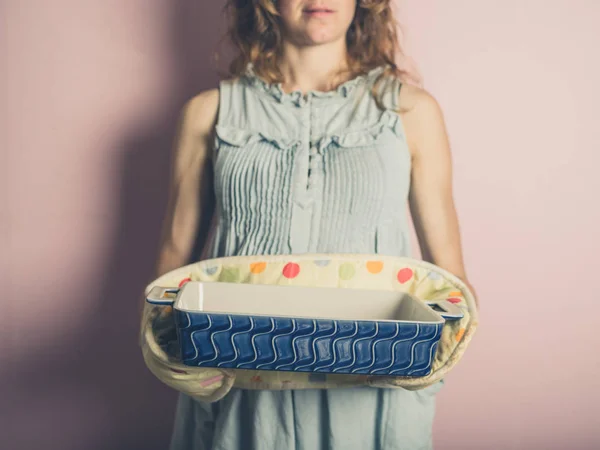 Young Woman Wearing Oven Gloves Holding Dish — Stock Photo, Image