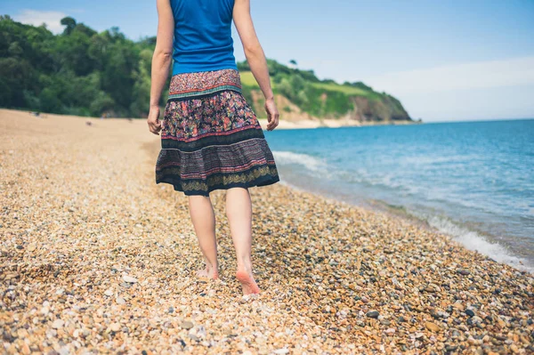 Una Giovane Donna Cammina Sulla Spiaggia Estate — Foto Stock