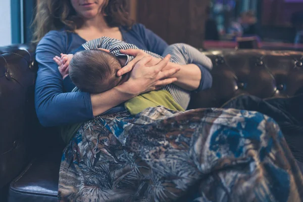 Een Moeder Borstvoeding Haar Baby Een Restaurant — Stockfoto