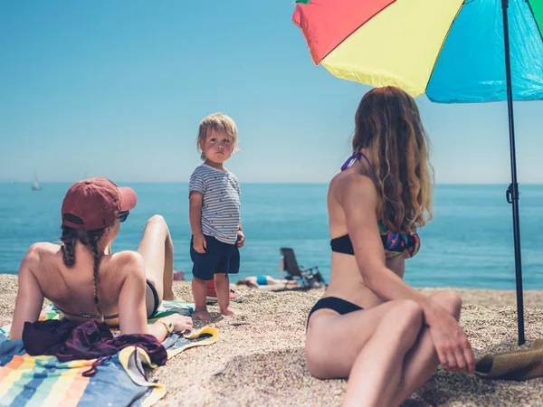 Duas Mulheres Jovens Uma Criança Pequena Estão Relaxando Praia Verão — Fotografia de Stock