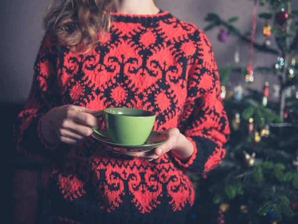 Une Jeune Femme Pull Laine Boit Thé Près Arbre Noël — Photo