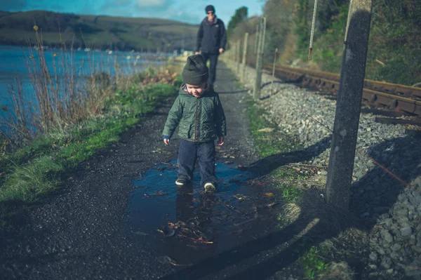 Een Kleine Peuter Zijn Grootvader Lopen Door Het Spoorlijnen Winter — Stockfoto