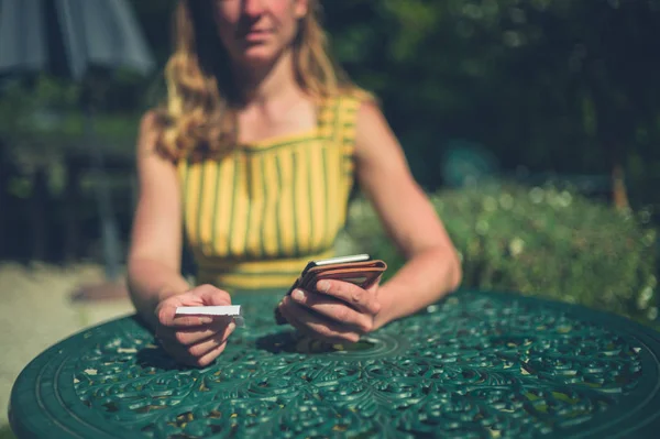 Una Mujer Joven Está Usando Teléfono Inteligente Comprobando Recibo Aire —  Fotos de Stock