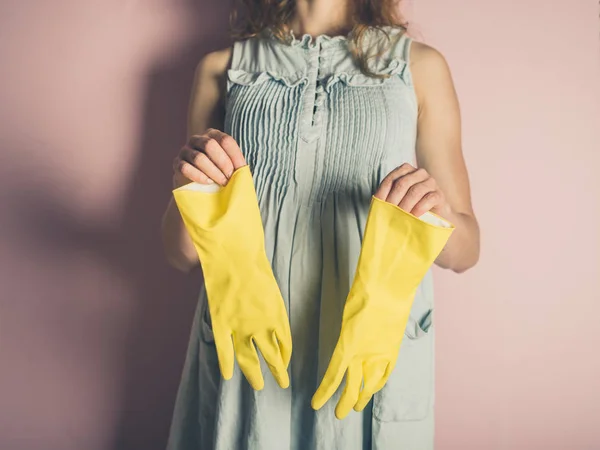 Une Jeune Femme Tenant Une Paire Gants Caoutchouc — Photo