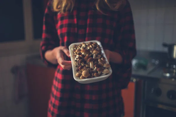 Una Mujer Joven Está Pie Cocina Con Algunos Hongos — Foto de Stock