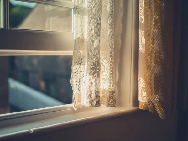 Nachmittagssonne Trifft Durch Das Fenster Auf Einen Vorhang — Stockfoto