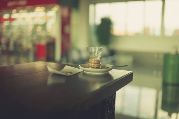 Een Leeg Kopje Koffie Luchthaven Met Een Ontvangst Een Munt — Stockfoto