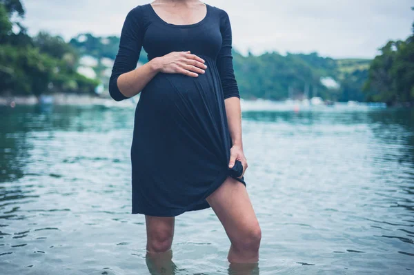 Молодая Беременная Женщина Стоит Озере Наслаждается Тишиной — стоковое фото